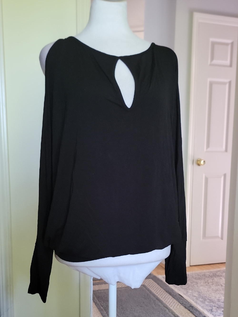 Boston Proper Black Long-Sleeve Keyhole Cold Shoulder Women's Top